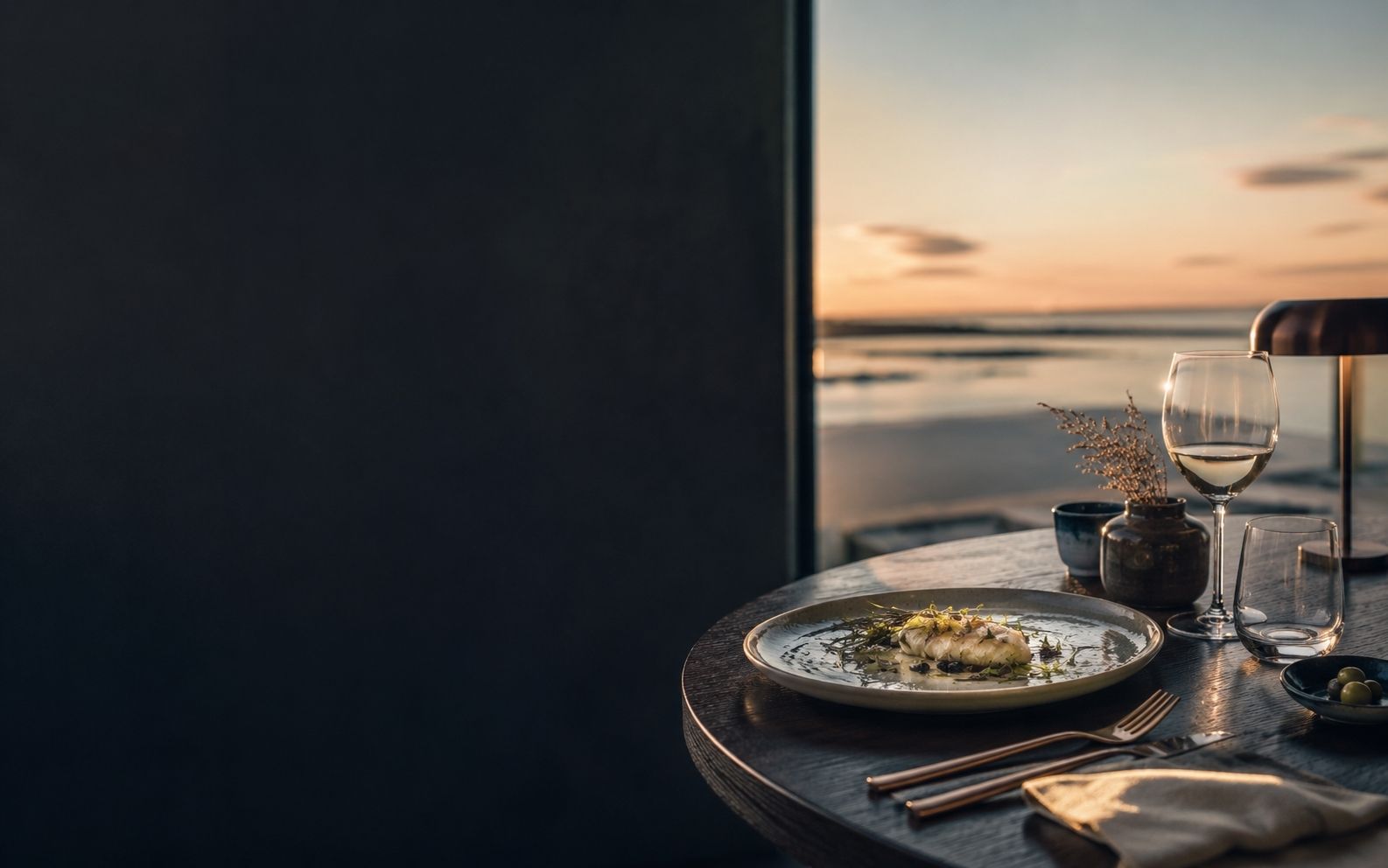 Mesa do restaurante fictício Maré Nove com atmosfera inspirada na costa atlântica