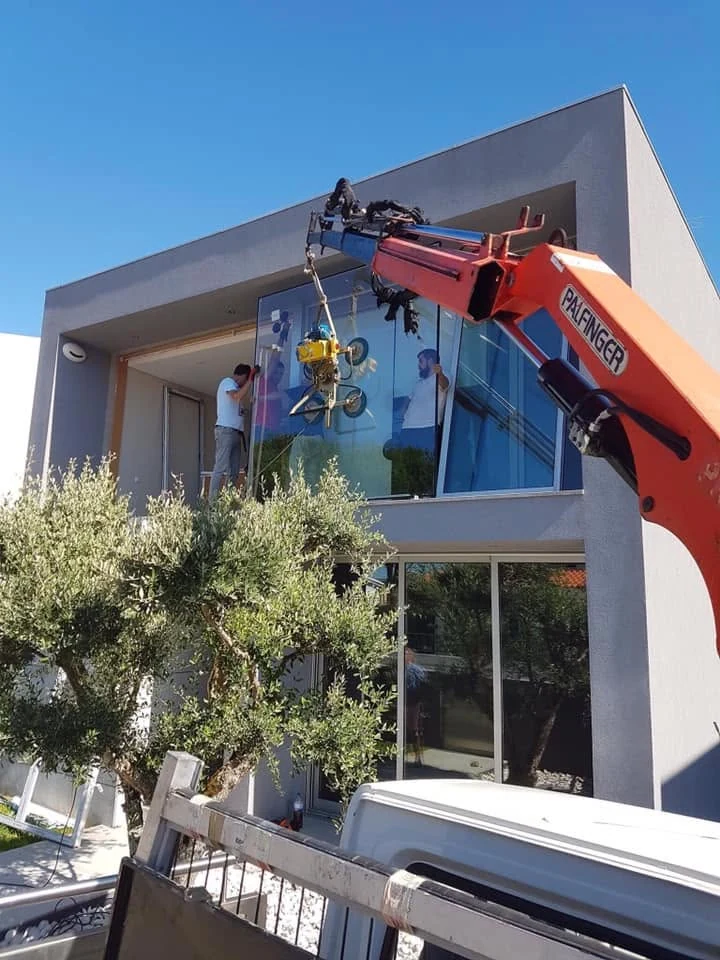 Instalação real de vidro com grua