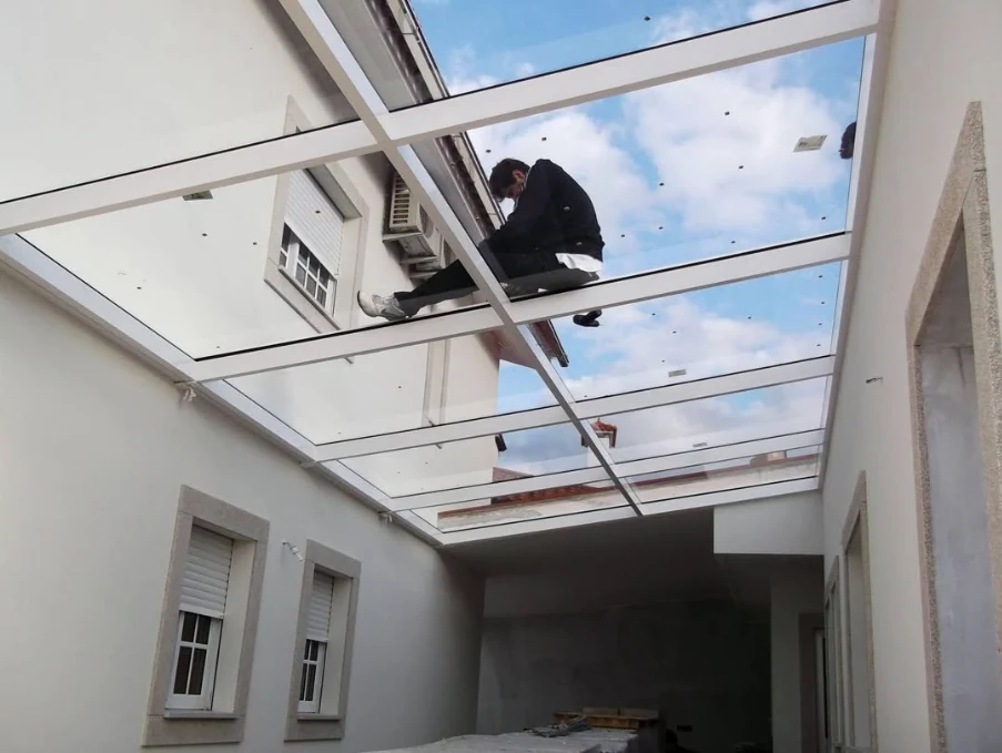 Trabalho real numa cobertura de vidro