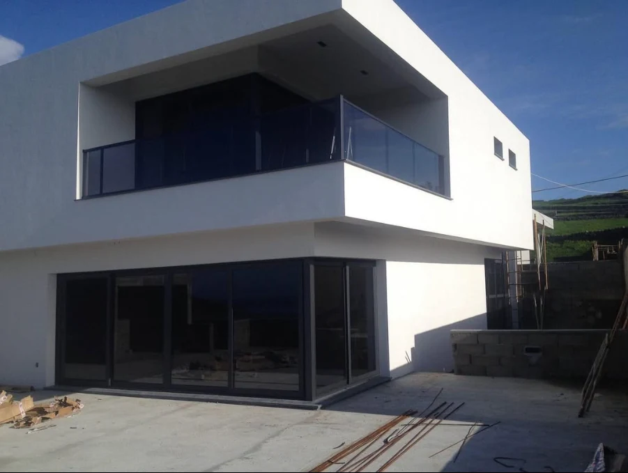 Habitação real com caixilharias escuras