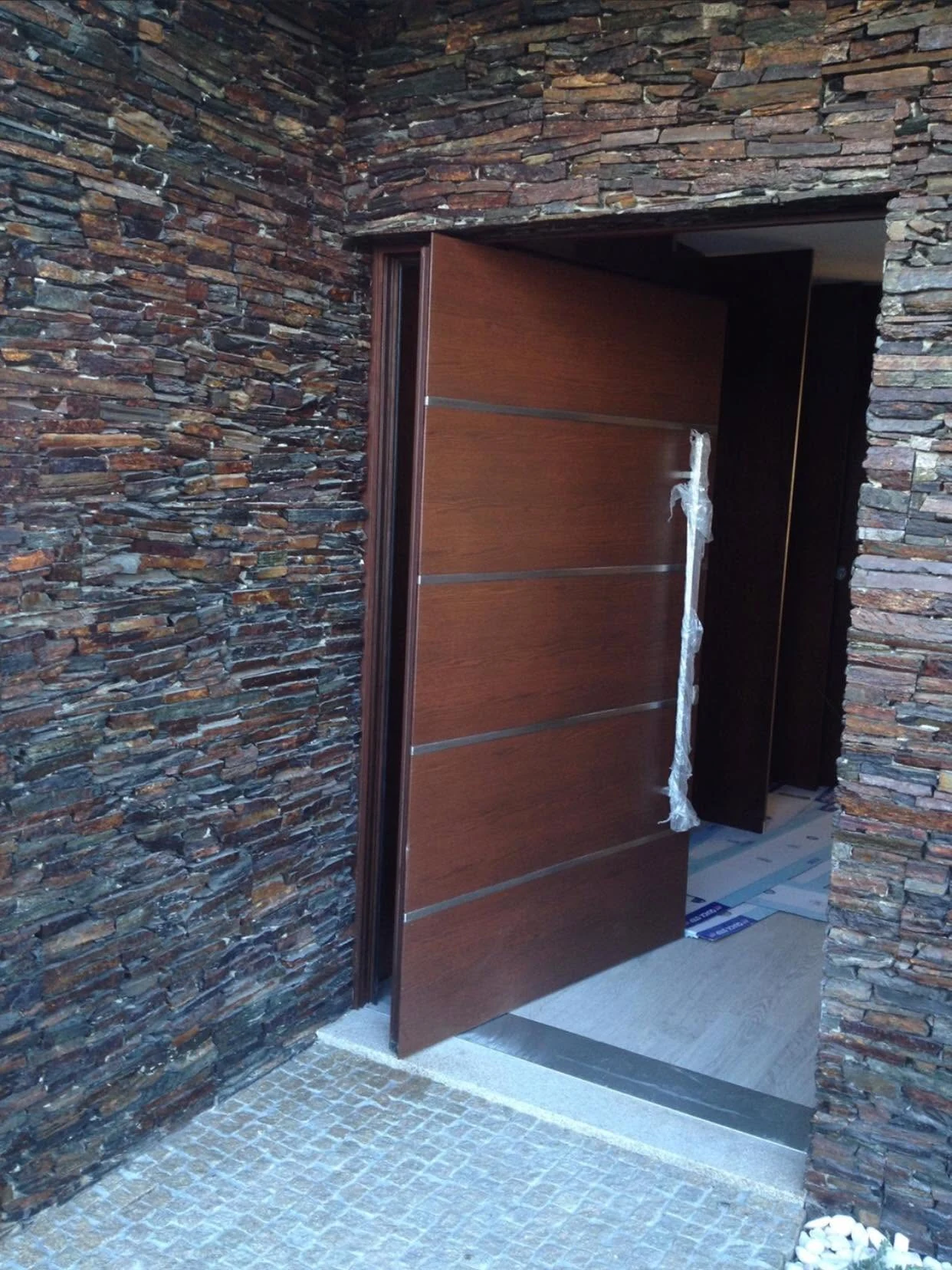 Porta real de entrada com acabamento madeira